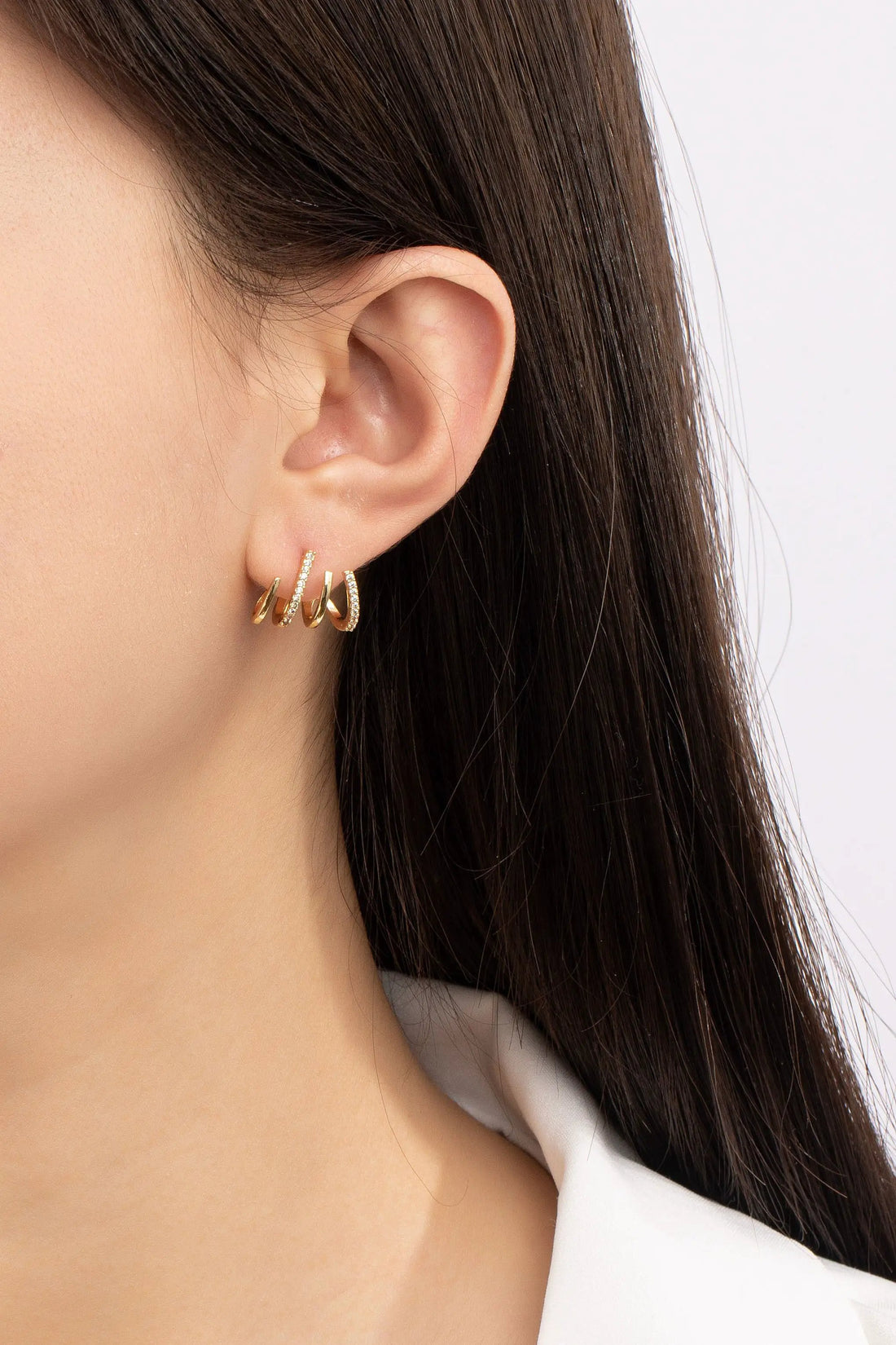 Elegantes Aretes de Aro de Latón con 4 Capas y Pavé de Diamantes de Imitación by Yanet Collective
