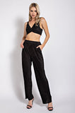 Pantalones con Brillo Metálico: Textura y Estilo