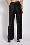 Pantalones con Brillo Metálico: Textura y Estilo