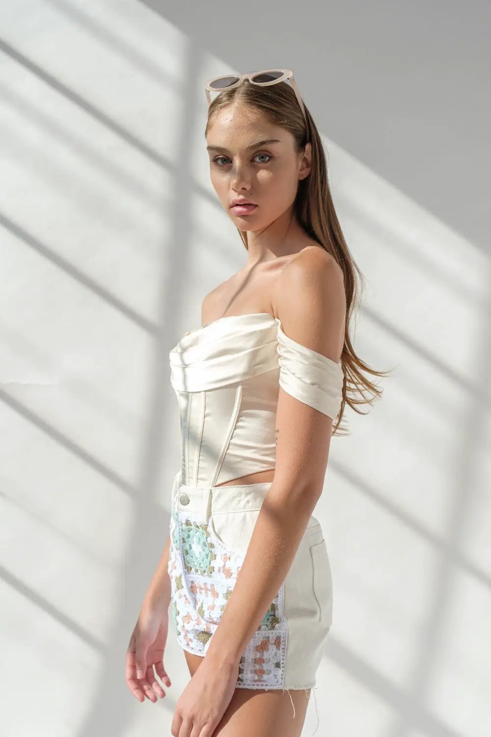 Corset Top con hombros descubiertos y plisados blanco by Yanet Collection