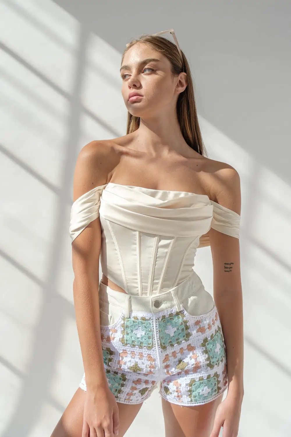 Corset Top con hombros descubiertos y plisados blanco by Yanet Collection