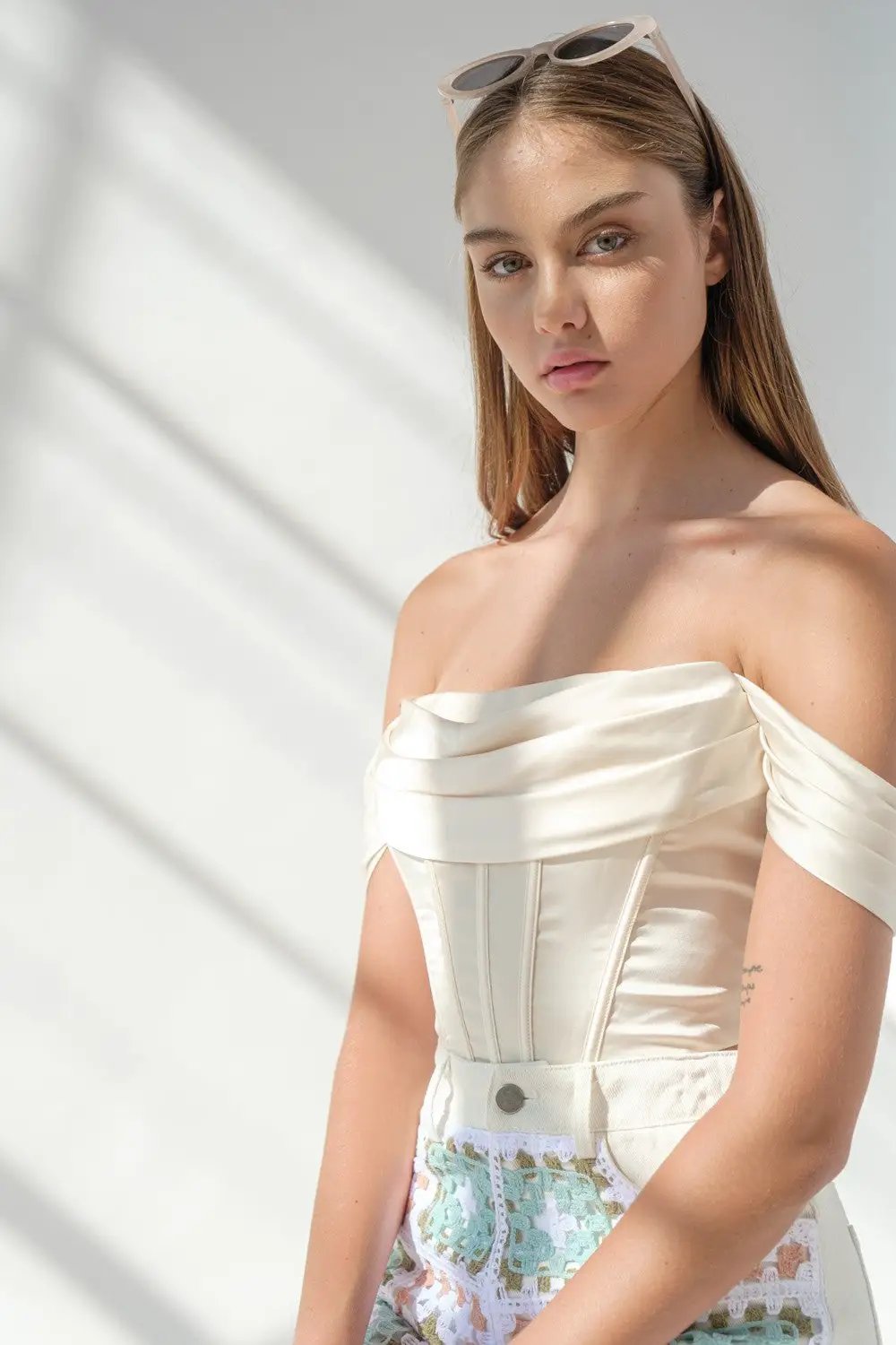 Corset Top con hombros descubiertos y plisados blanco by Yanet Collection