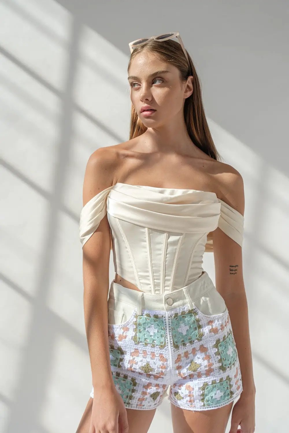 Corset Top con hombros descubiertos y plisados blanco by Yanet Collection