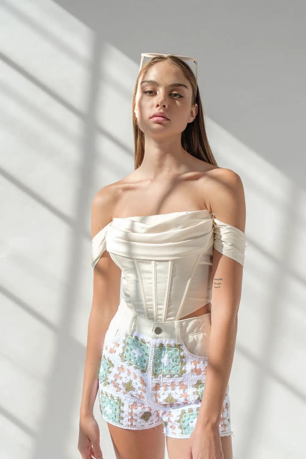 Corset Top con hombros descubiertos y plisados blanco by Yanet Collection