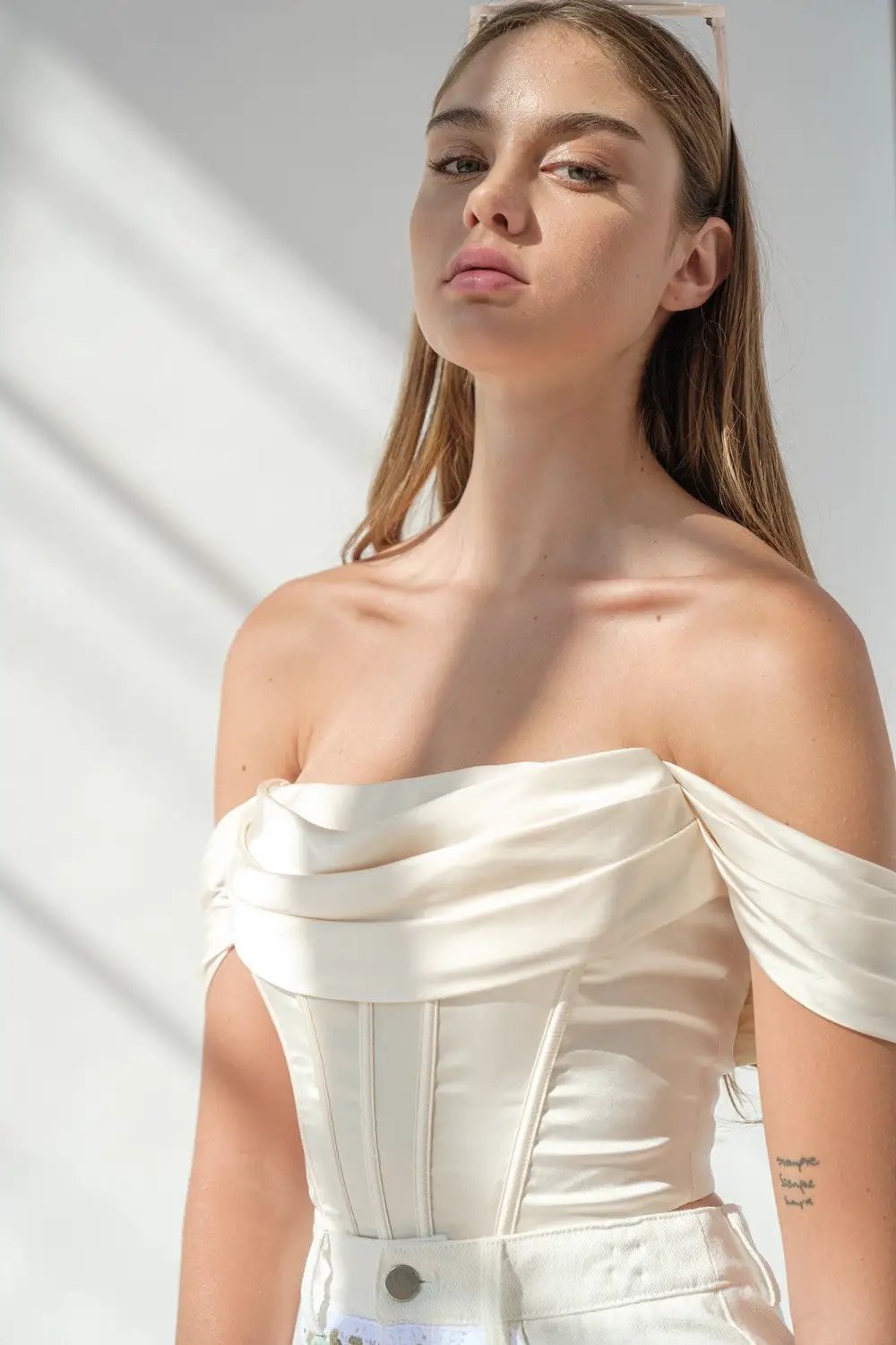 Corset Top con hombros descubiertos y plisados blanco by Yanet Collection