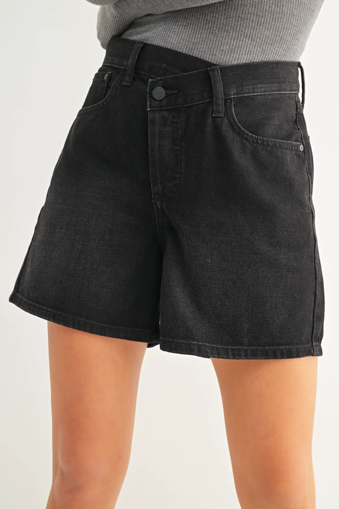 Shorts Negros de Mezclilla Mujer | Tiro Alto Criss Cross 100% Algodón by Yanet Collective