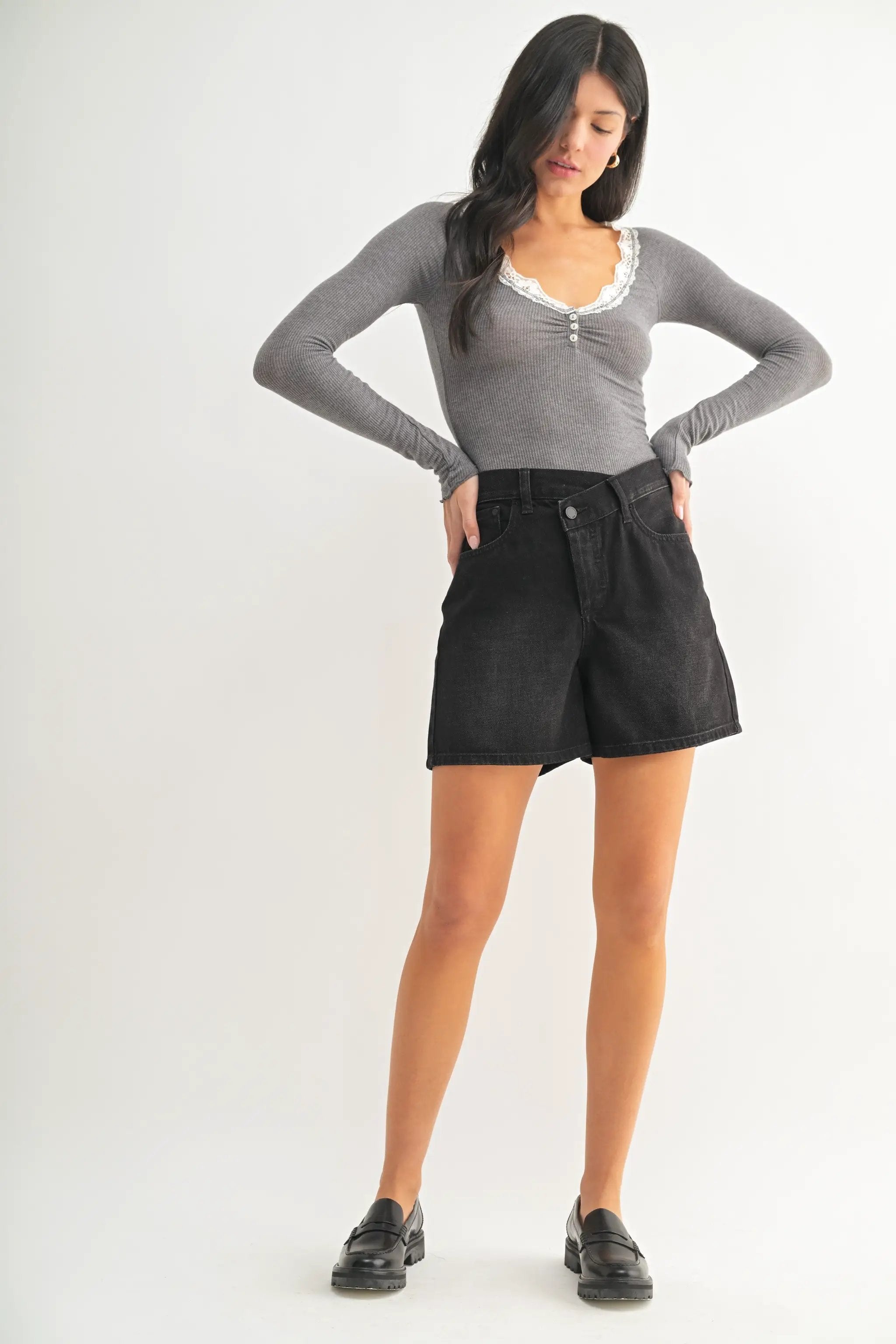 Shorts Negros de Mezclilla Mujer | Tiro Alto Criss Cross 100% Algodón by Yanet Collective