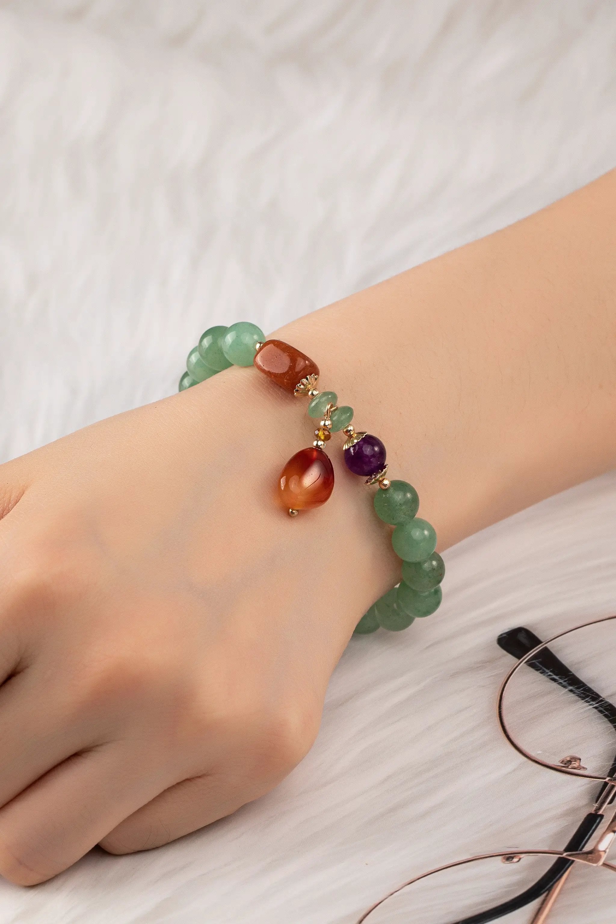 Pulsera Elástica de Ágata Verde con Charm Rojo: Elegancia y Estilo by Yanet Collective