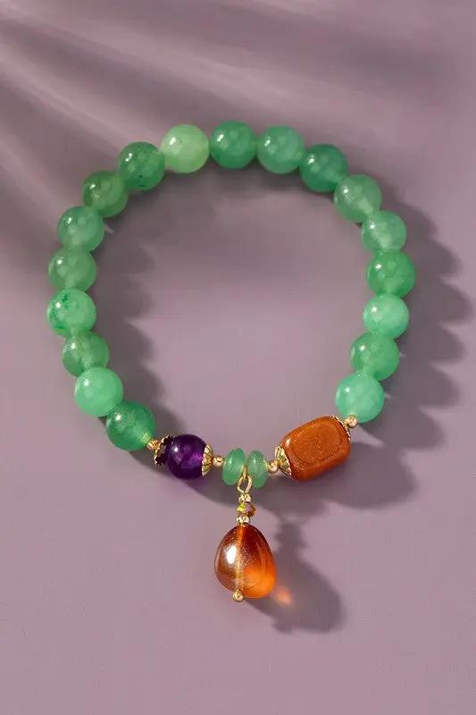 Pulsera Elástica de Ágata Verde con Charm Rojo: Elegancia y Estilo by Yanet Collective