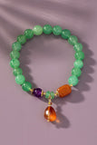 Pulsera Elástica de Ágata Verde con Charm Rojo: Elegancia y Estilo