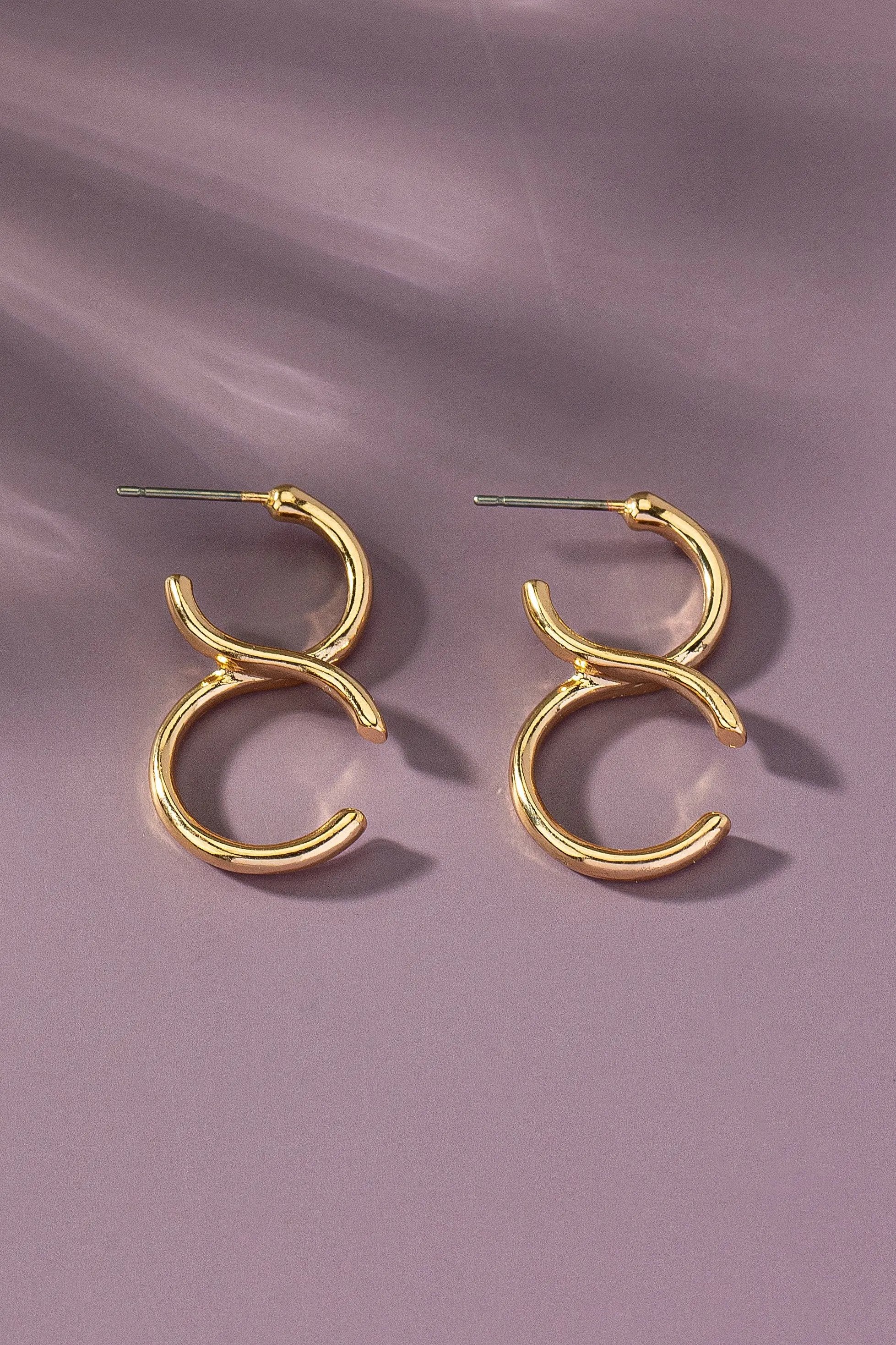 Pendientes de aro con doble C de latón by Yanet Collection