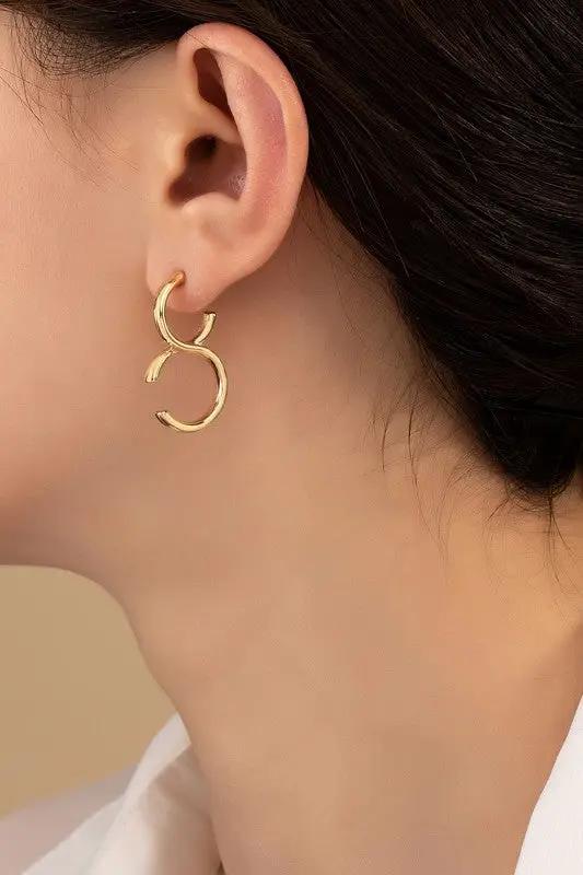 Pendientes de aro con doble C de latón by Yanet Collection