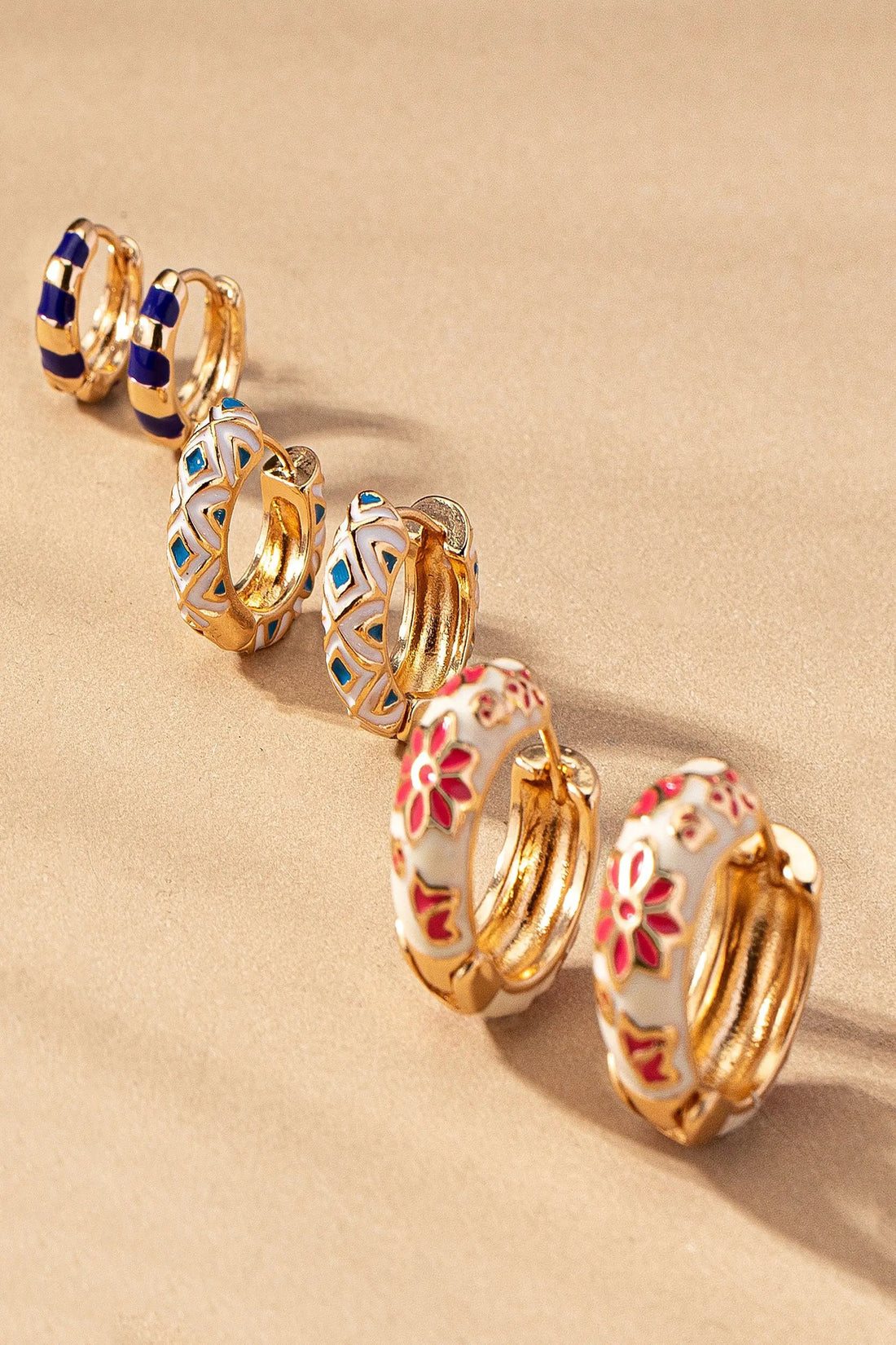 Aros Huggie de Acero Inoxidable para Mujer - Trio Flores y Bloques Esmaltados (Dorado) by LA3accessories