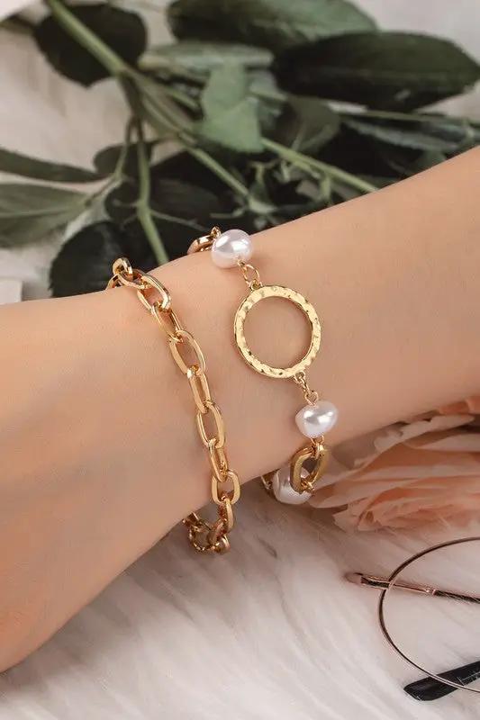 Set de 2 Pulseras Doradas Cadena y Perla – Ajustables by Yanet Collection