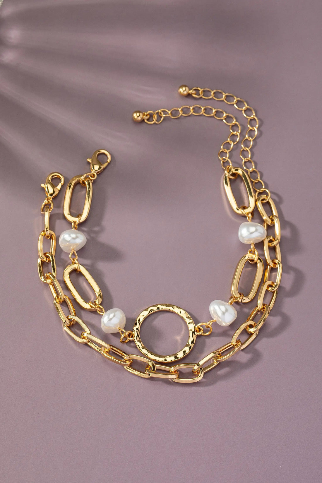 Set de 2 Pulseras Doradas Cadena y Perla – Ajustables by Yanet Collection