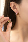 Pendientes Huggie de Brass con Piedras CZ de Corte Baguette