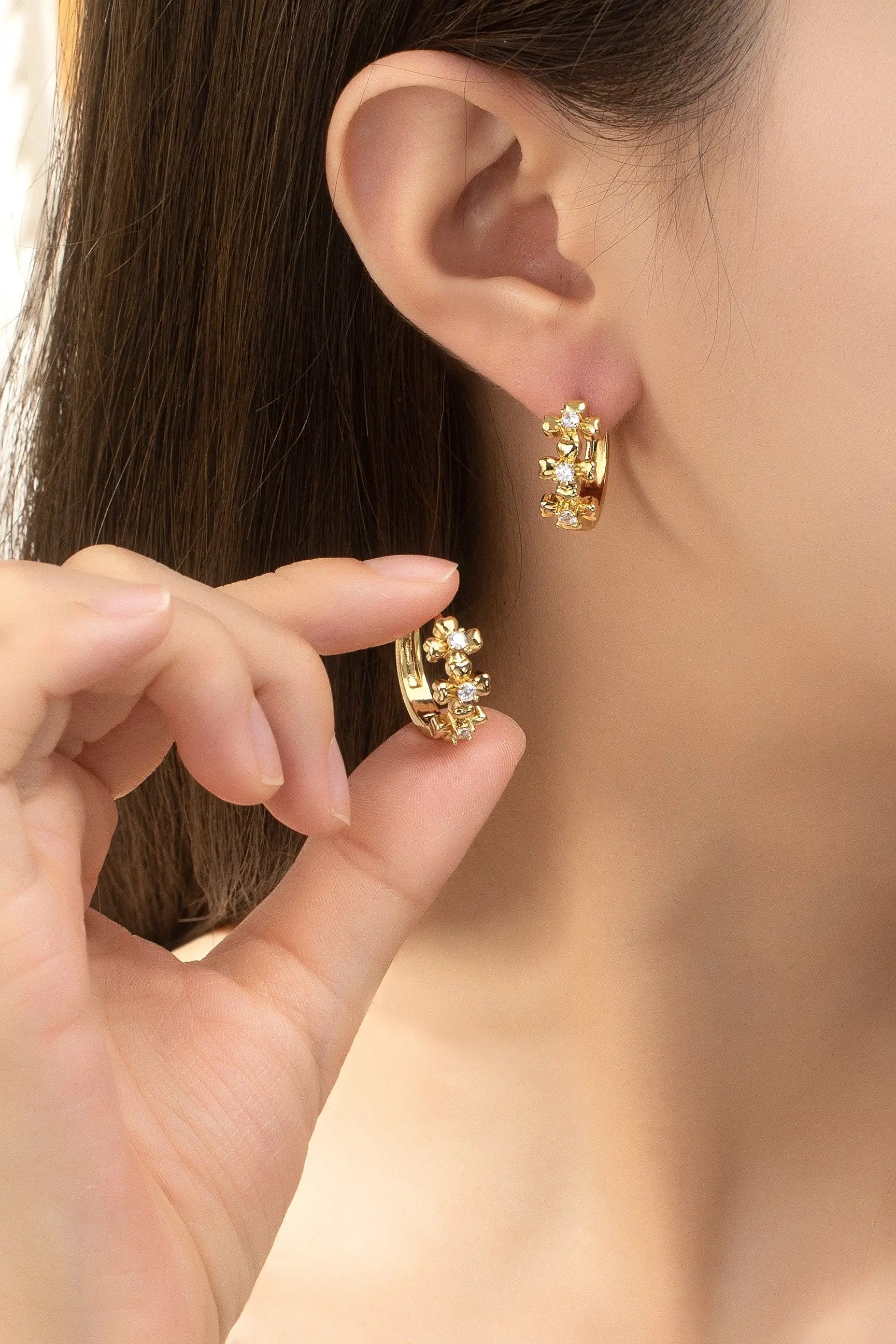 Aretes Huggie Dorados con Flor y Circonia Cúbica | Acero Inoxidable Chapado en Oro | Brillo Sofisticado by LA3accessories