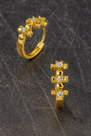Pendientes Huggie de acero inoxidable con flor y circonitas