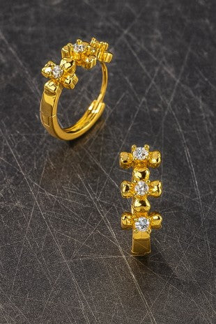 Pendientes Huggie de acero inoxidable con flor y circonitas