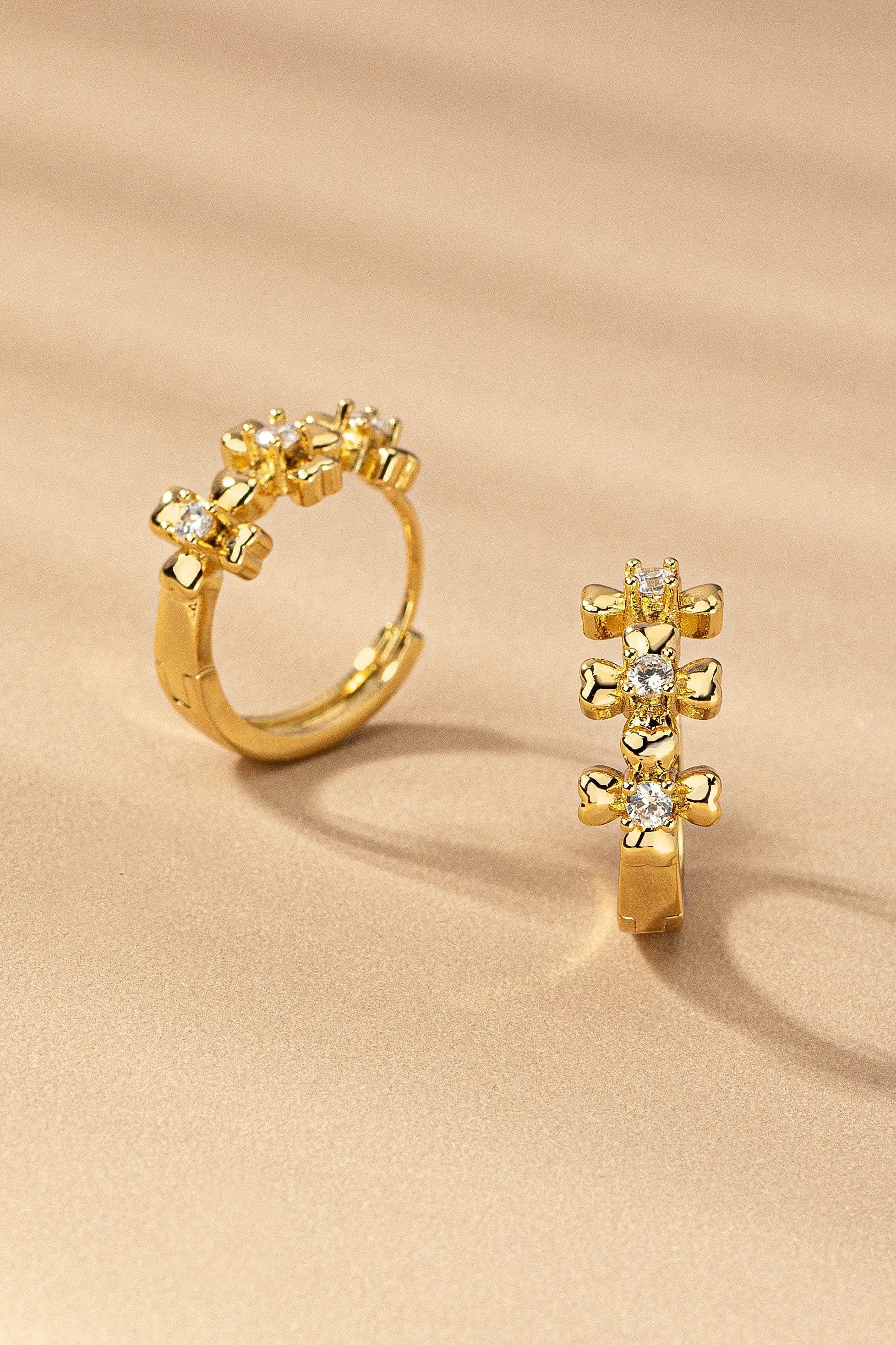 Aretes Huggie Dorados con Flor y Circonia Cúbica | Acero Inoxidable Chapado en Oro | Brillo Sofisticado by LA3accessories
