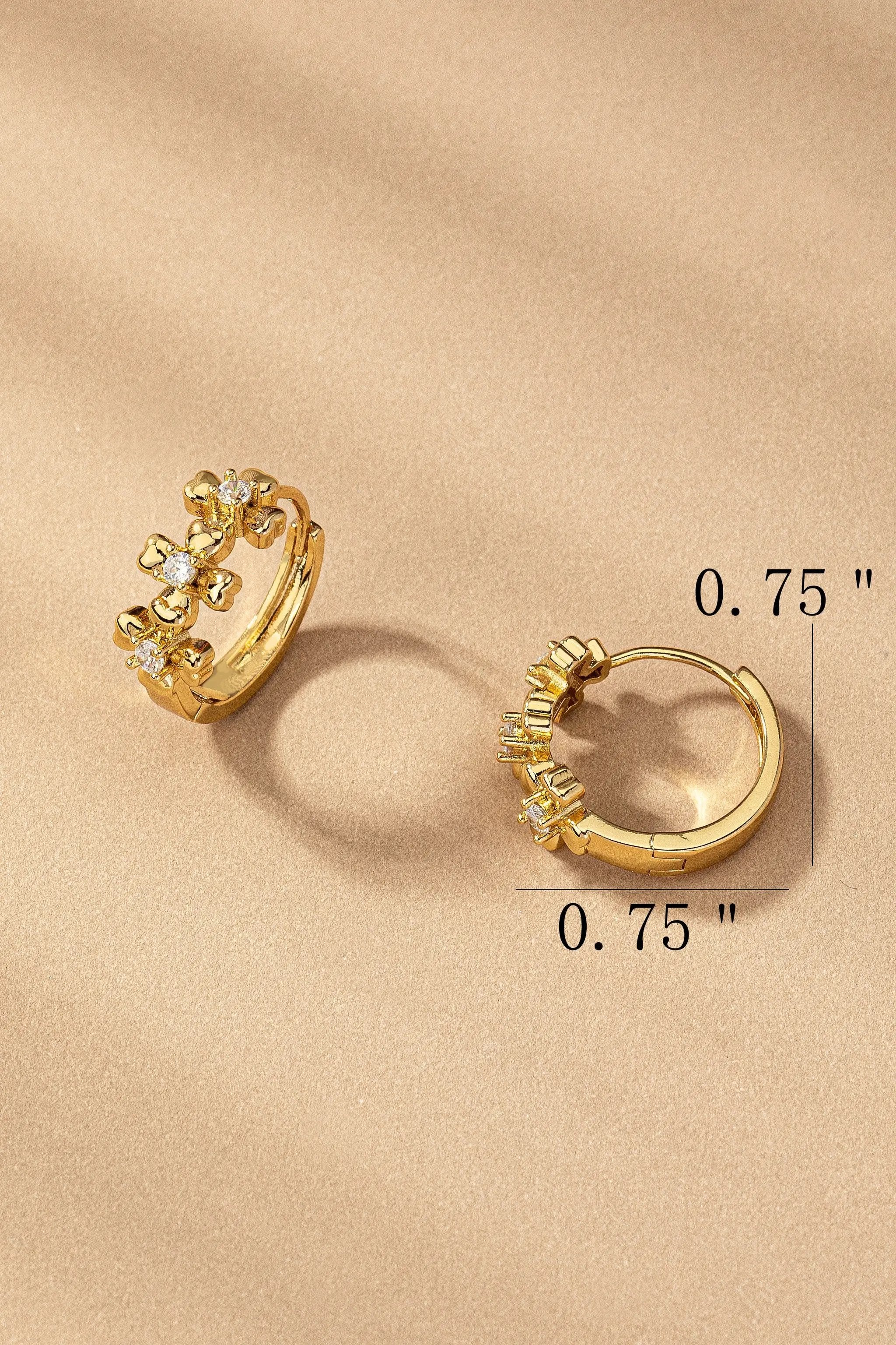 Aretes Huggie Dorados con Flor y Circonia Cúbica | Acero Inoxidable Chapado en Oro | Brillo Sofisticado by LA3accessories