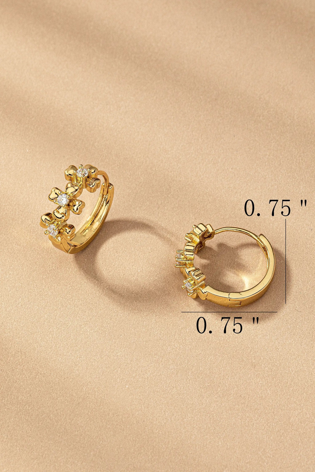 Aretes Huggie Dorados con Flor y Circonia Cúbica | Acero Inoxidable Chapado en Oro | Brillo Sofisticado by LA3accessories