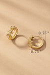 Aretes Huggie de Flor con CZ: Acero Inoxidable y Latón Dorado