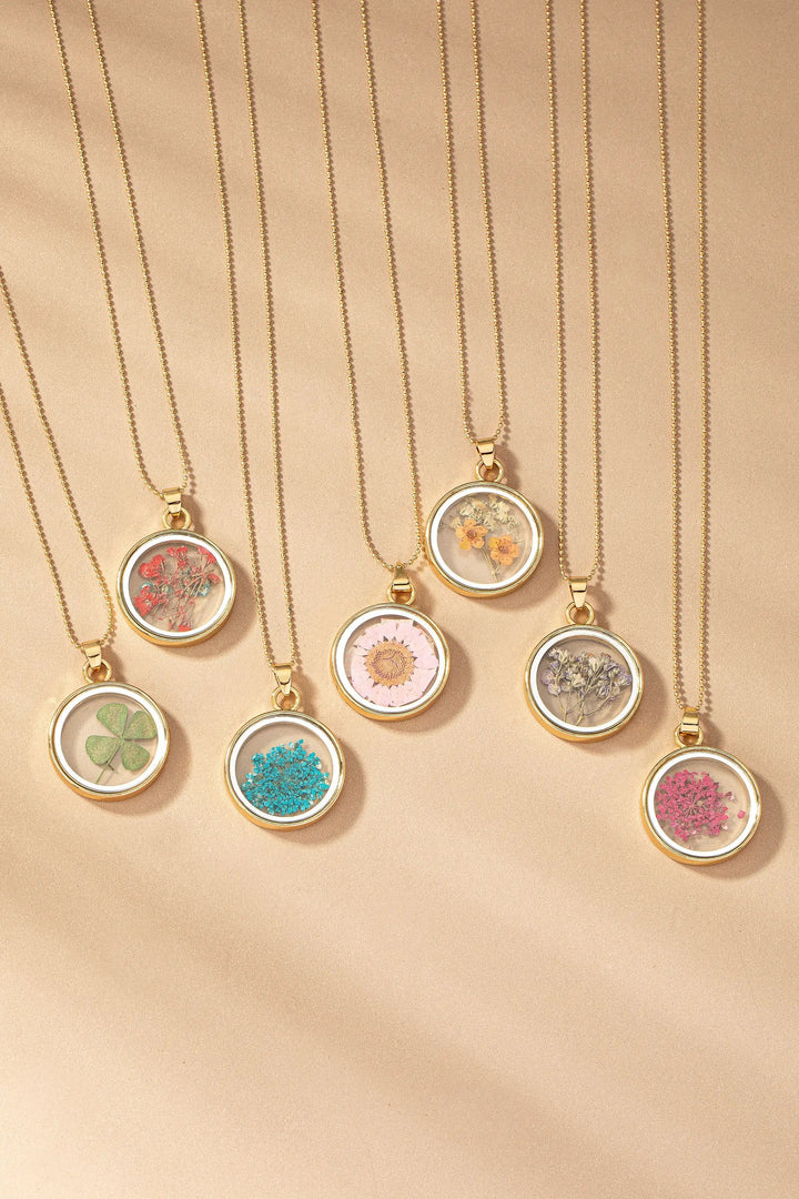 Collar con colgante de flores secas de doble cara by Yanet Collective