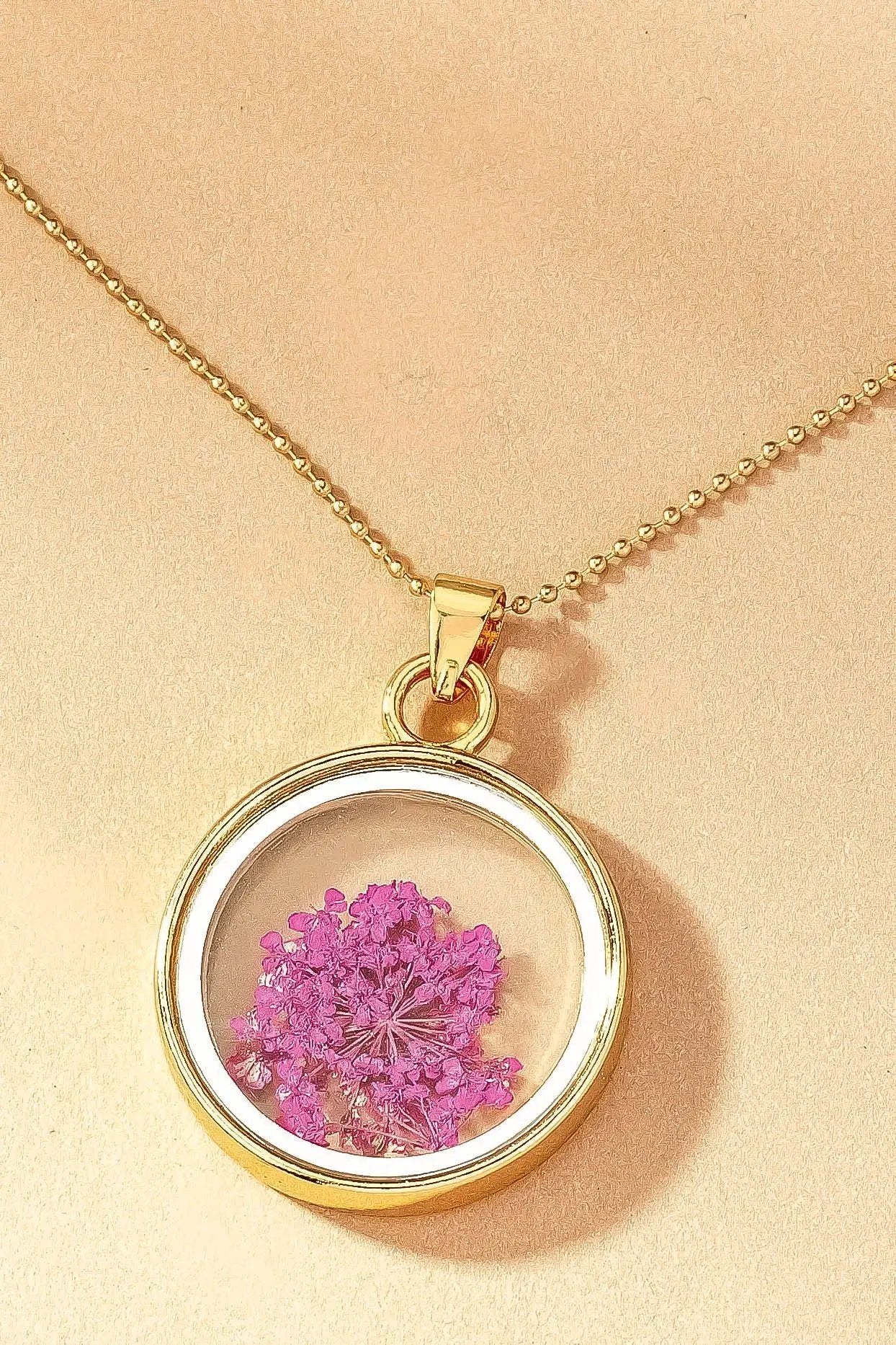 Collar con colgante de flores secas de doble cara by Yanet Collective