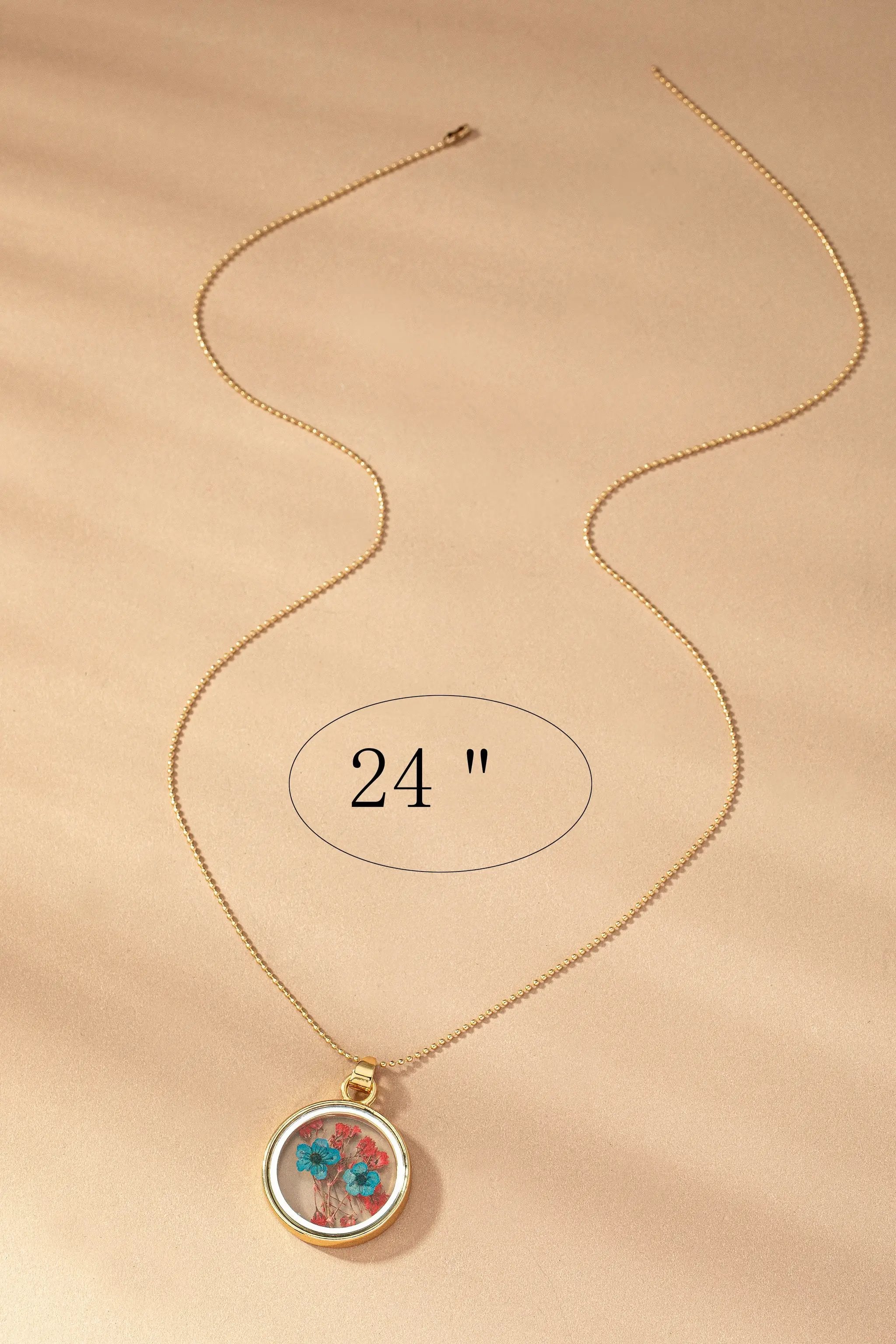 Collar con colgante de flores secas de doble cara by Yanet Collective