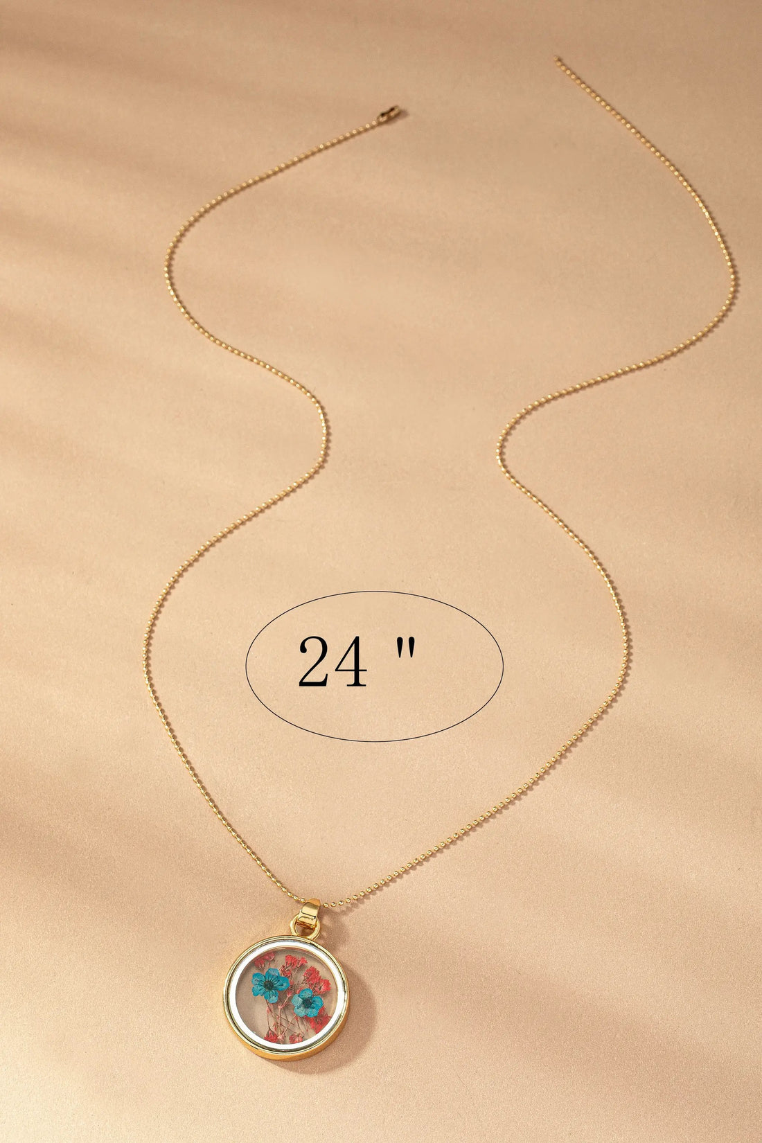 Collar con colgante de flores secas de doble cara by Yanet Collective