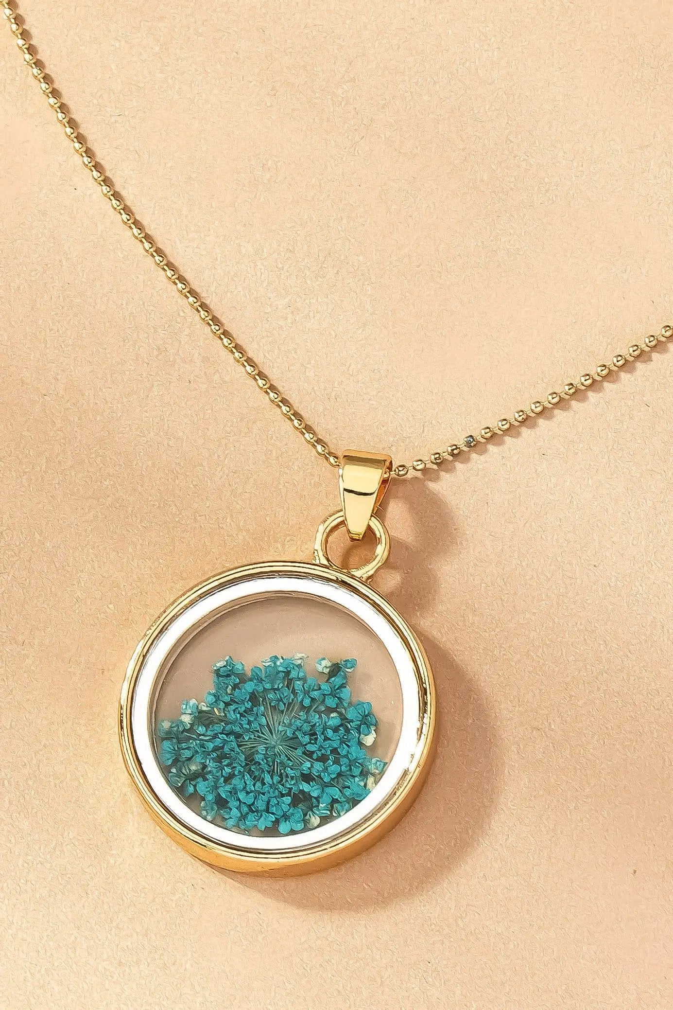 Collar con colgante de flores secas de doble cara by Yanet Collective