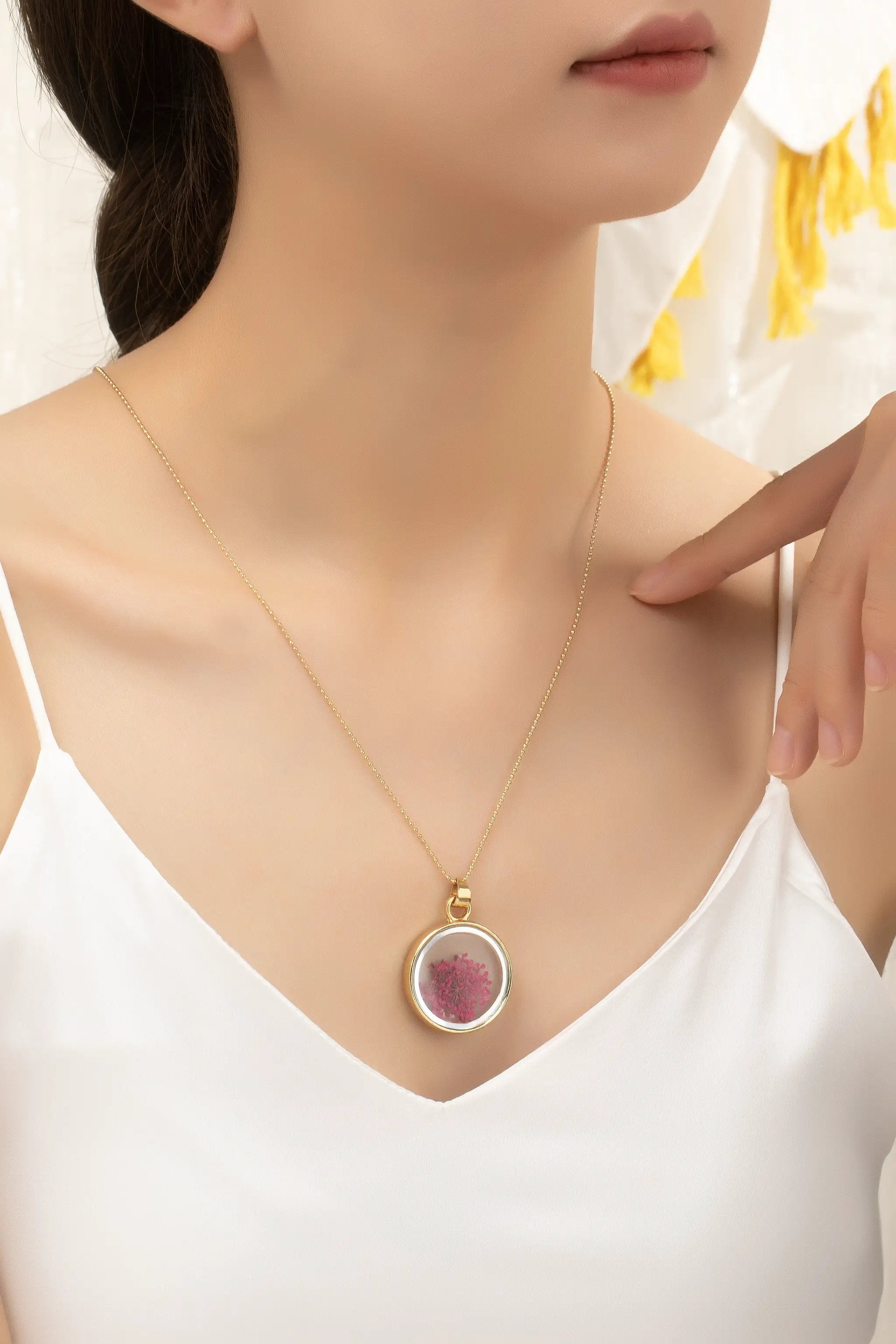 Collar con colgante de flores secas de doble cara by Yanet Collective