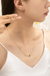 Conjunto de collar con dijes navide–os y 4 pares de tachuelas.