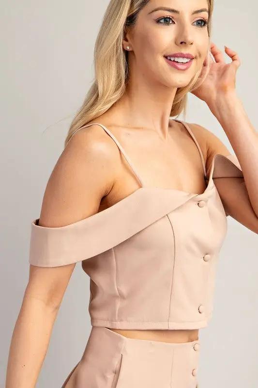 Top rosa pastel con hombros caídos y botones enfrente by Yanet Collection