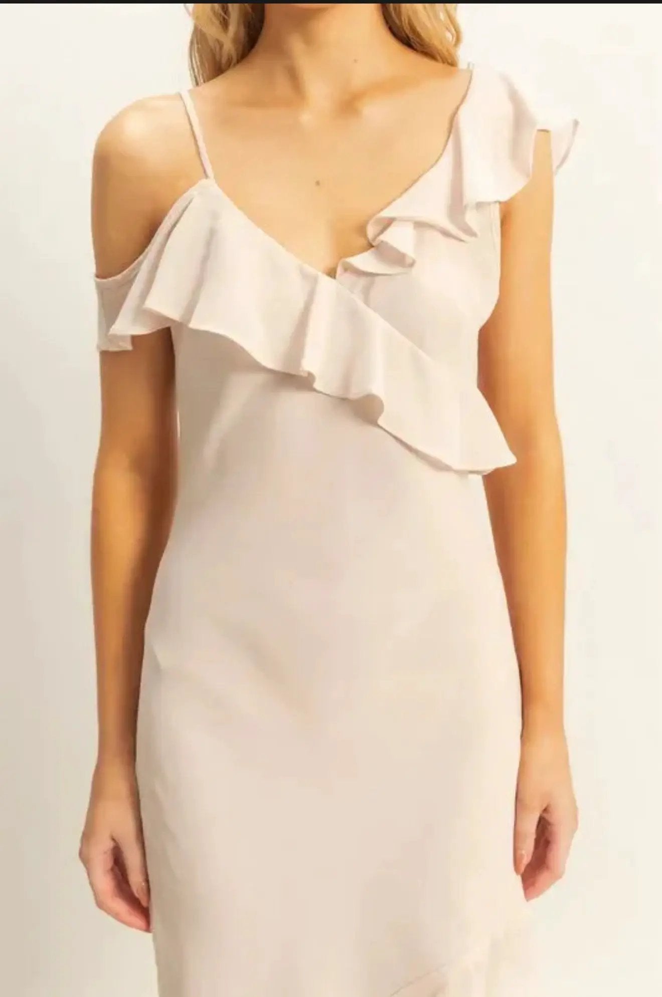 Vestido Midi Asimétrico Negro con Volantes y Tirantes Finos Hf25a112 by Yanet Collective