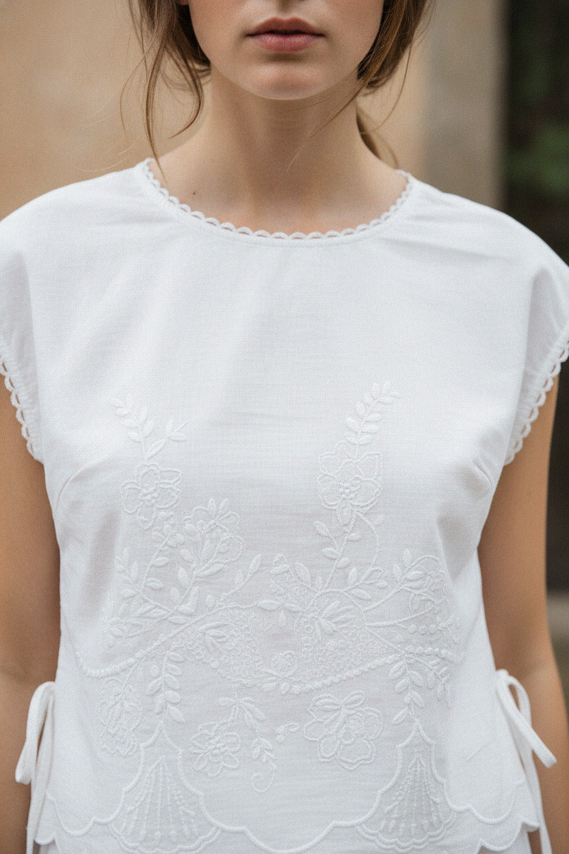 Blusa Blanca Bordada con Detalles de Lazo - Estilo Boutique