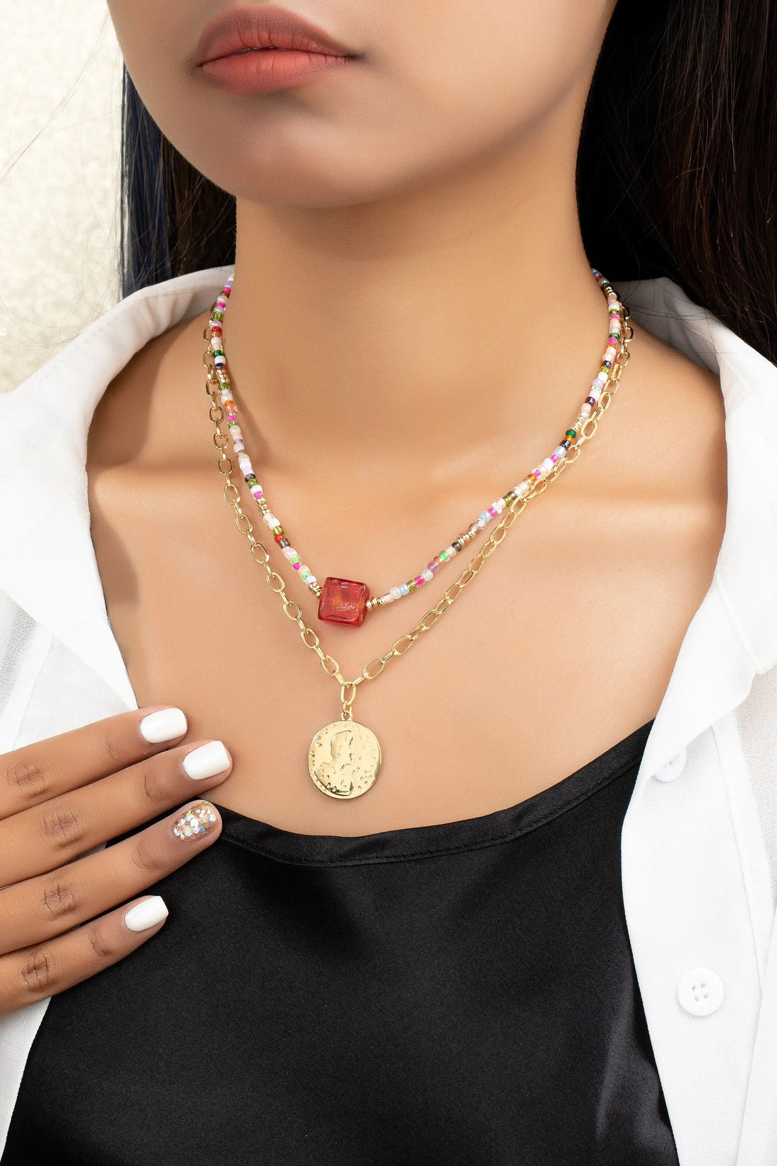 Collar de Dos Capas con Cuentas Multicolor y Cadena Elegante by Yanet Collective