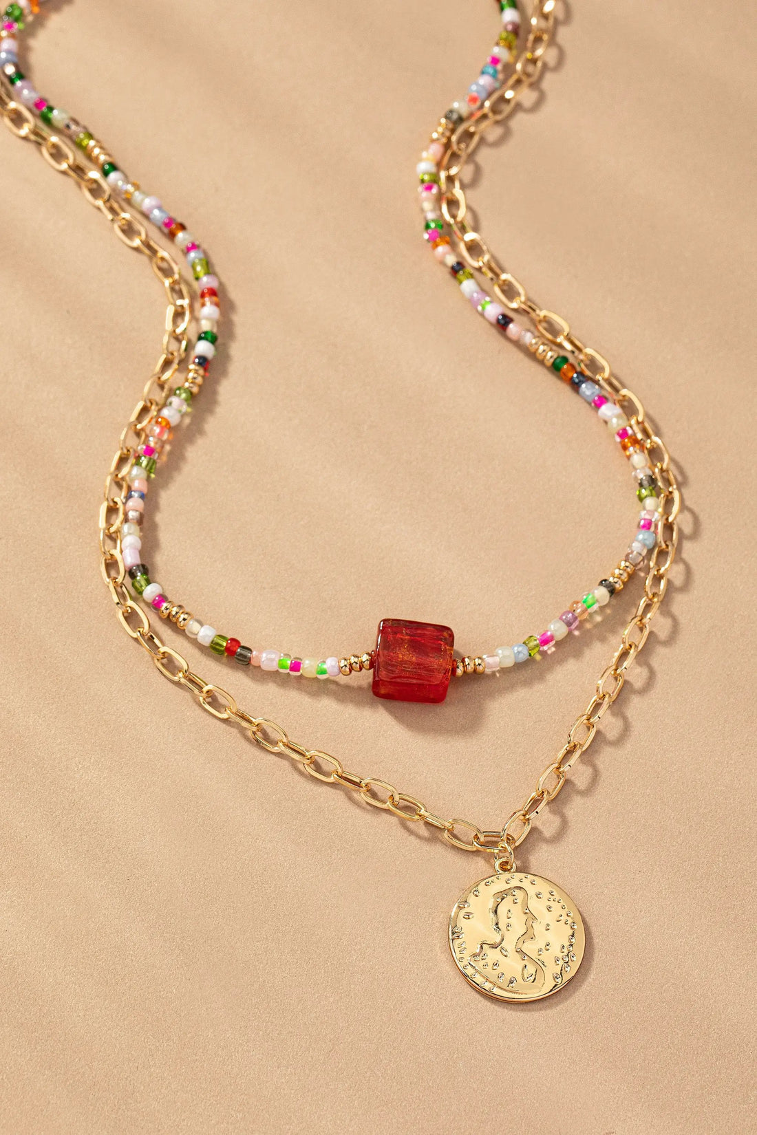 Collar de Dos Capas con Cuentas Multicolor y Cadena Elegante by Yanet Collective