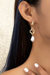 aretes huggie colgantes lineales con cruz y perlas