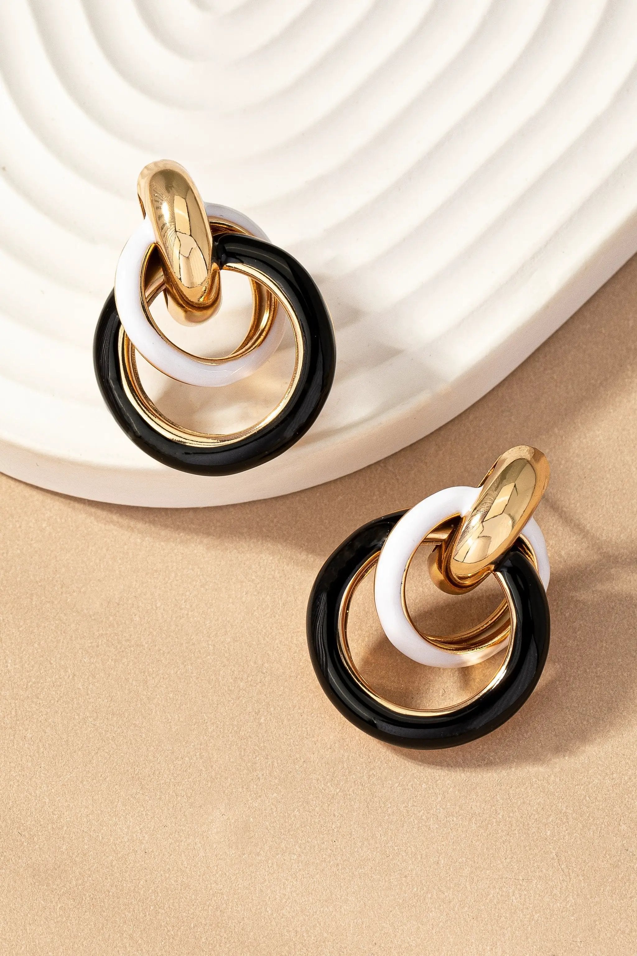 Aretes Entrelazados Con Esmalte Bicolor Hierro Chapado En Oro Brillante Edicion Limitada by Yanet Collection
