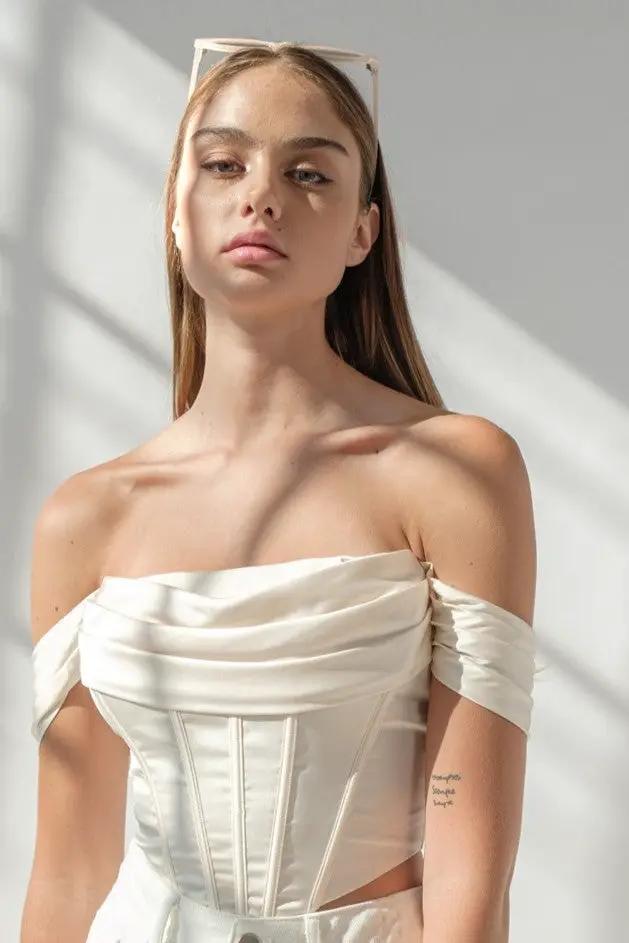 Corset Top con hombros descubiertos y plisados blanco by Yanet Collection