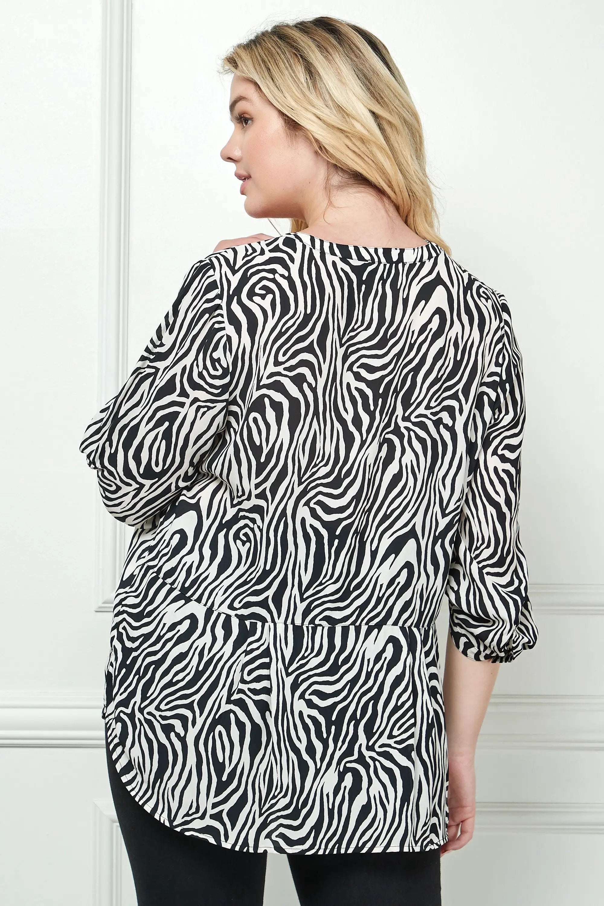 Blusa de Tallas Grandes con Estampado Abstracto de Cebra by Yanet Collective