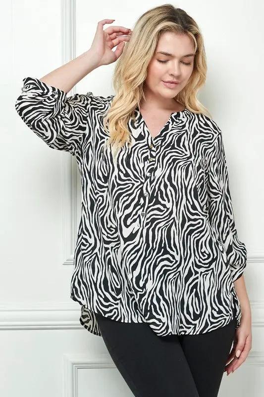 Blusa de Tallas Grandes con Estampado Abstracto de Cebra by Yanet Collective