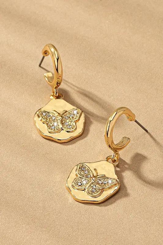 Aretes tipo huggie colgantes con mariposa y moneda de diamante by Yanet Collection