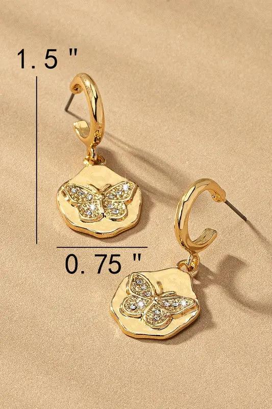 Aretes tipo huggie colgantes con mariposa y moneda de diamante by Yanet Collection