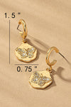 Aretes tipo huggie colgantes con mariposa y moneda de diamante