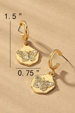 Aretes tipo huggie colgantes con mariposa y moneda de diamante