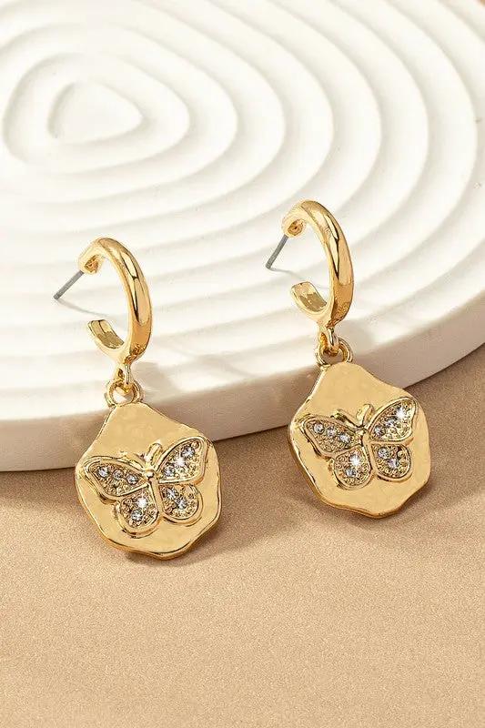 Aretes tipo huggie colgantes con mariposa y moneda de diamante by Yanet Collection