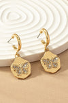 Aretes tipo huggie colgantes con mariposa y moneda de diamante